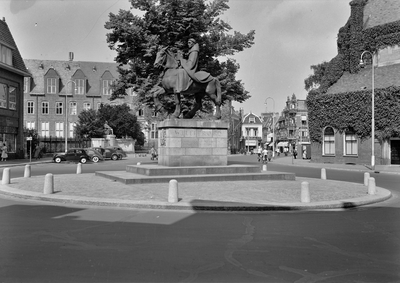 41489 Gezicht op het monument Sint Willibrord (Janskerkhof) te Utrecht.